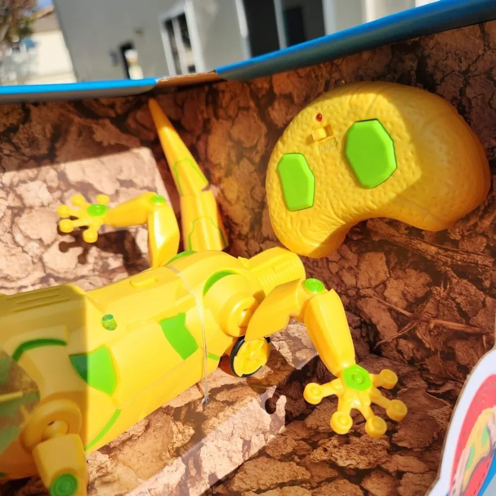 NEW Discovery Kids Robot RC Frilled Lizard Wireless Controller with Motion Activ